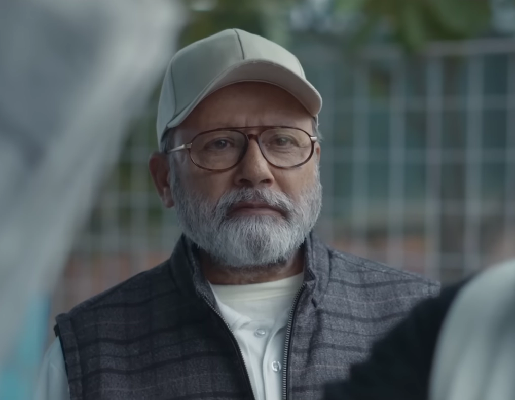 Pankaj Kapur Supporting Shahid Kapoor at Cricket Practice - Jersey Coach Scene Pankaj Kapur as Coach Baali watching Shahid Kapoor practice in the movie Jersey.