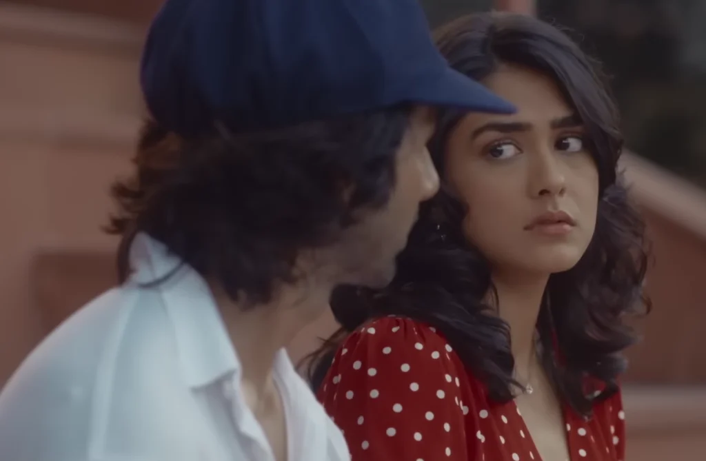 Shahid Kapoor and Mrunal Thakur Romantic Stadium Scene - Jersey Flashback Shahid Kapoor and Mrunal Thakur sitting together in a cricket stadium in the flashback sequence of Jersey.