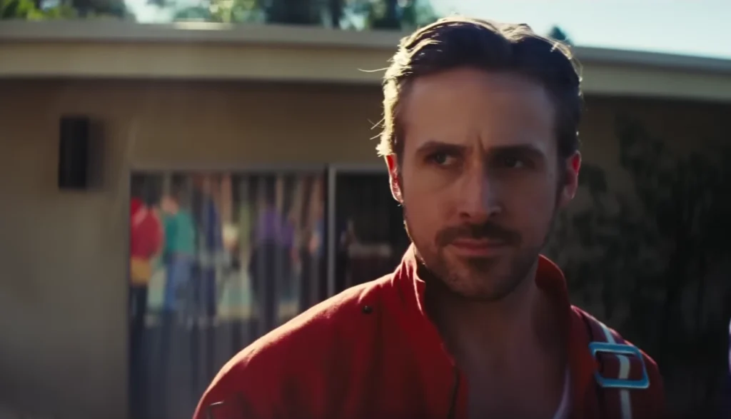 Ryan Gosling looking unhappy while playing an 80s keytar at a pool party in the movie La La Land.